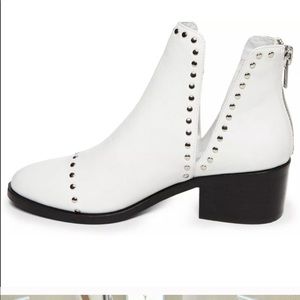 Steve Madden Conspire White Boots Booties!